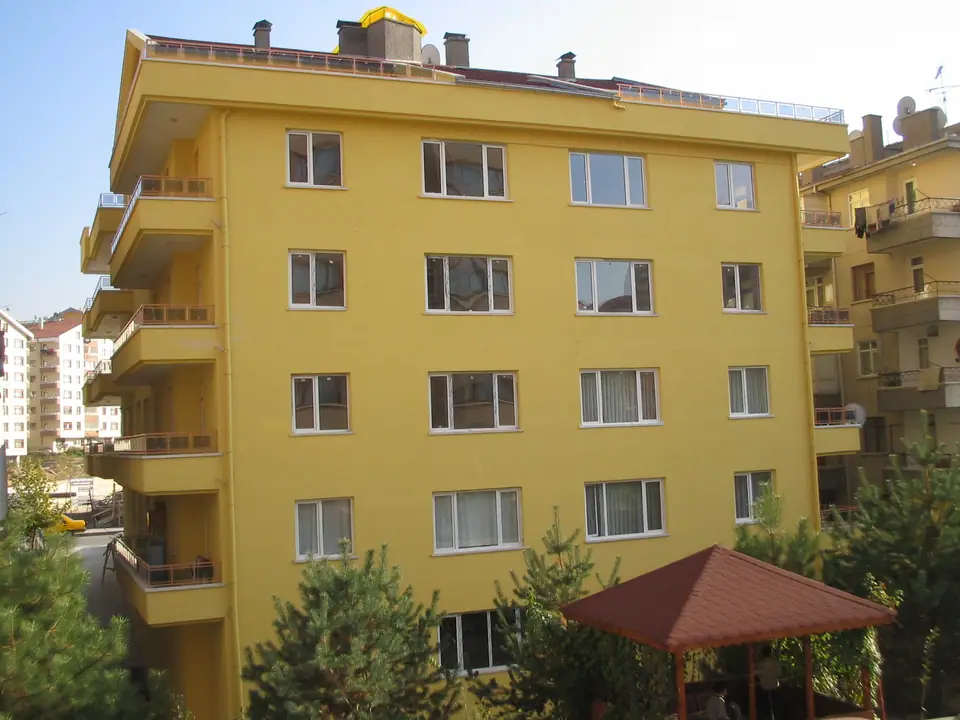 Türkiye’de sarı cepheli, balkonlu çok katlı bir konut binası