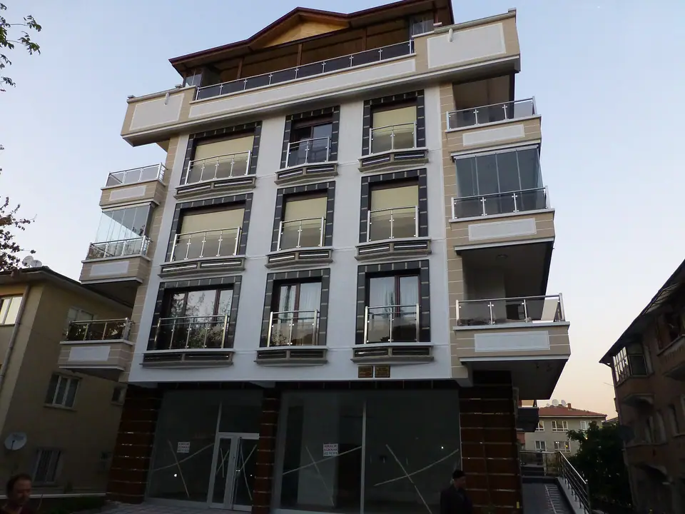 Türkiye’de balkonlu, yeni yapılmış beş katlı bir apartman