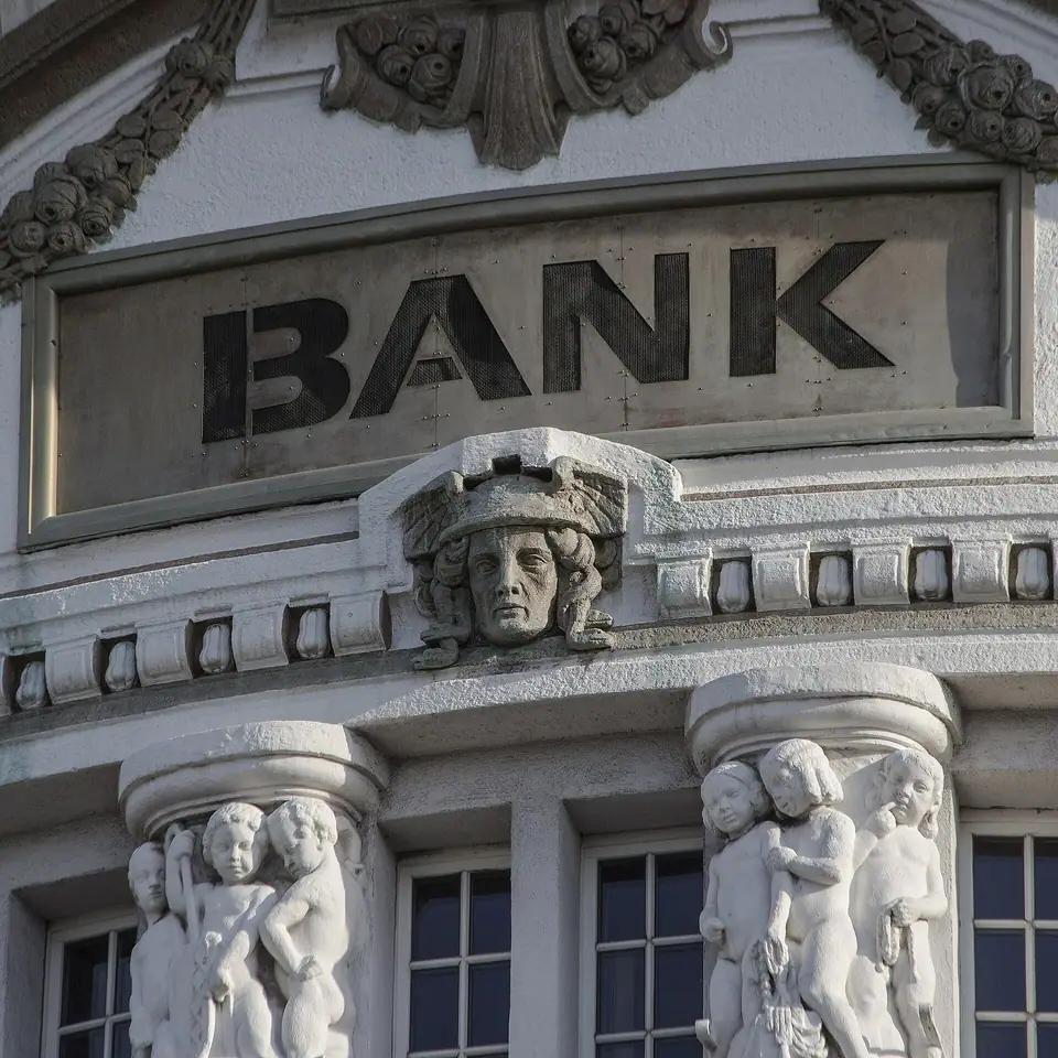 Taş cephede heykeller arasında büyük harflerle “BANK” yazısı