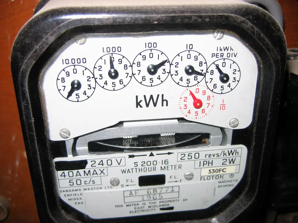 Kadranlı eski tip bir elektrik sayacının yakın çekimi