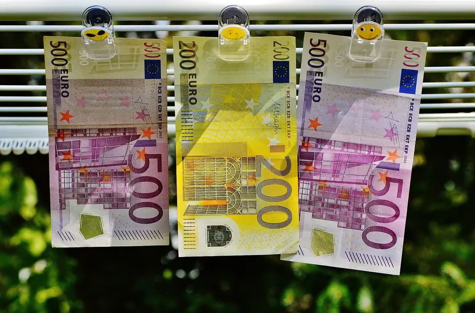 İpe mandalla asılmış 500 ve 200 avroluk banknotlar