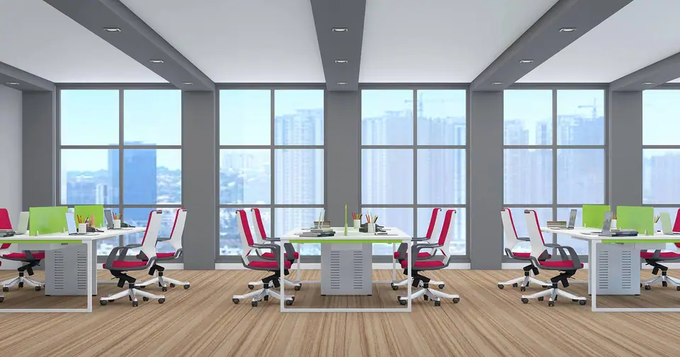 Geniş pencereli, boş masaların sıralandığı modern bir ofis