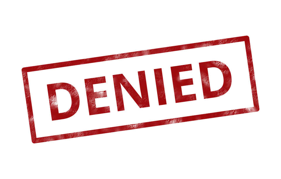 Siyah fon üzerinde kırmızı “DENIED” (reddedildi) damgası