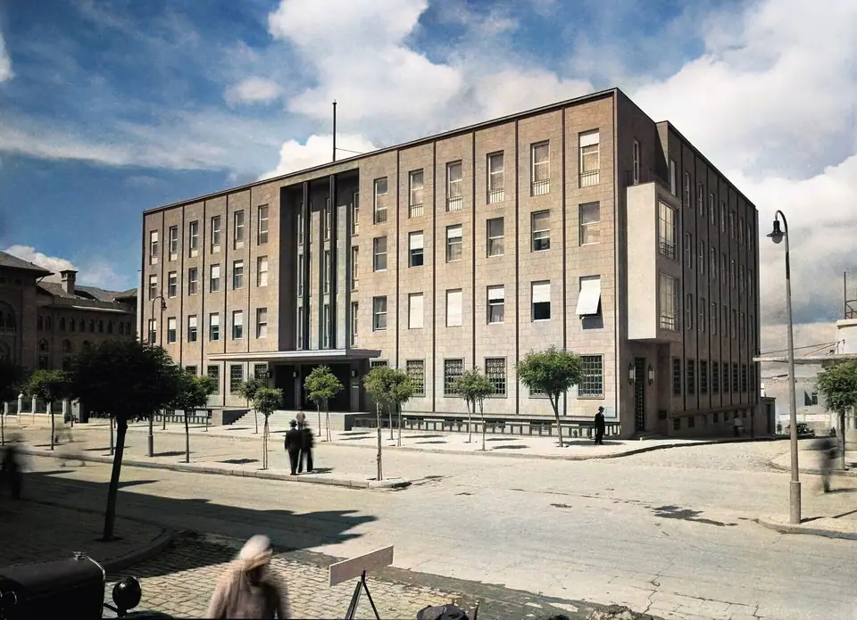 Ankara’da Atatürk Bulvarı üzerindeki Türkiye Cumhuriyet Merkez Bankası binasının eski bir fotoğrafı
